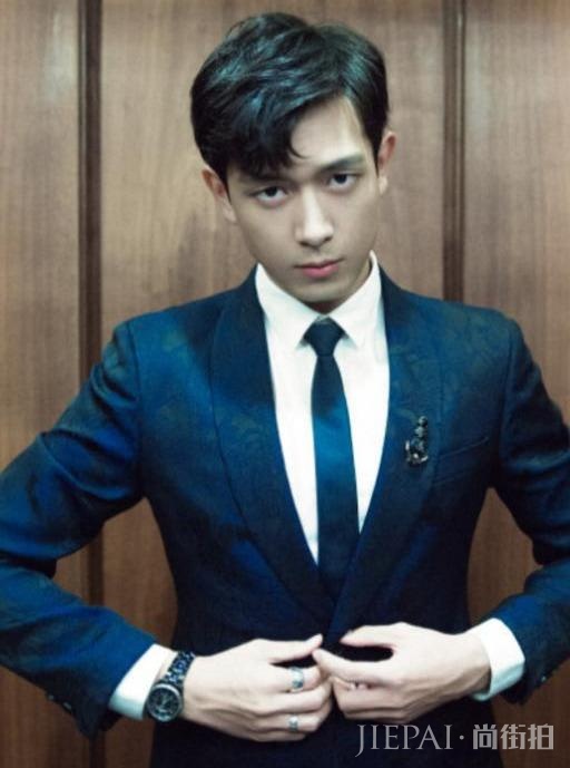 男星穿西装:吴亦凡全靠垫肩,对比李现,朱一龙溜肩太伤颜值