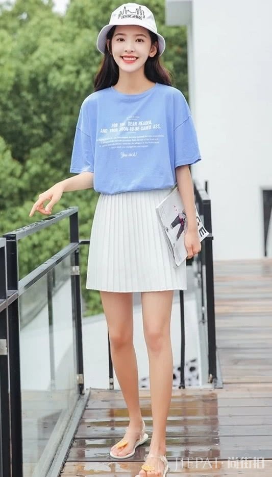 普通T恤穿法没个性?试试章若楠的“塞衣角”,让你显高5cm