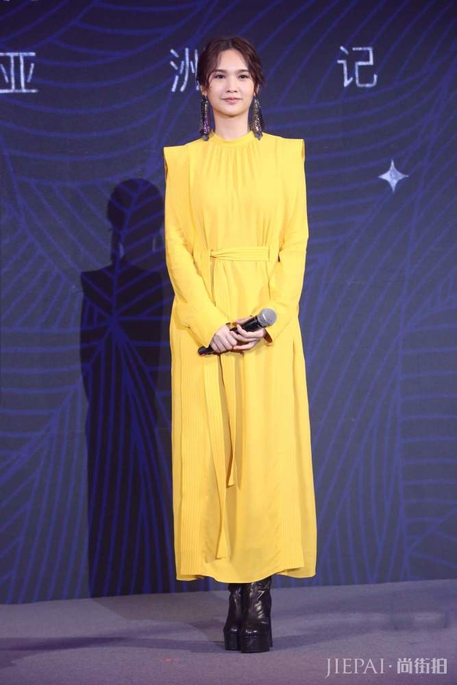 杨丞琳穿鹅黄长裙亮相，戴夸张耳饰脚踩驴蹄靴气场强