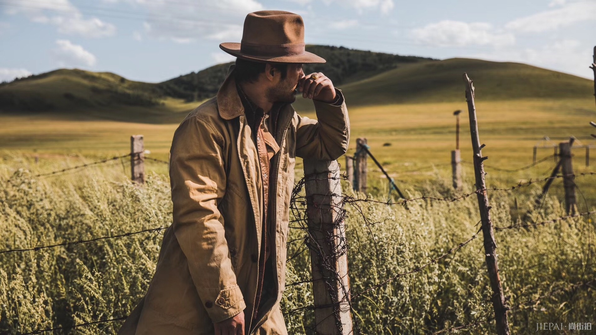 谭凯化身西部牛仔 草原漫步气质出众