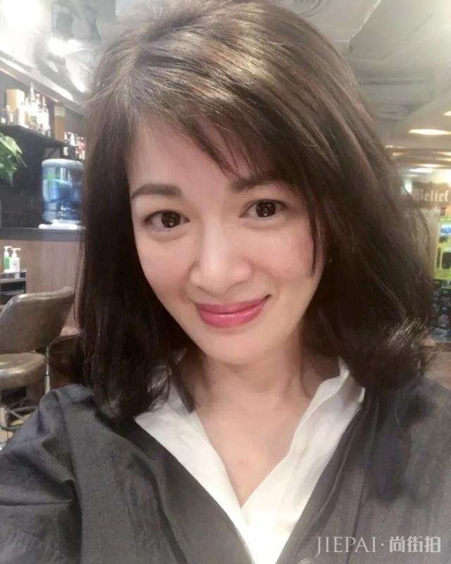 曾受刘德华力捧,演艺事业高开低走,今三胎现身42岁的她风韵如初