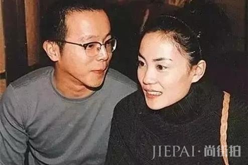 他一生风流,曾娶天后为妻,3段情2任妻皆弃他而去,今单身显凄凉