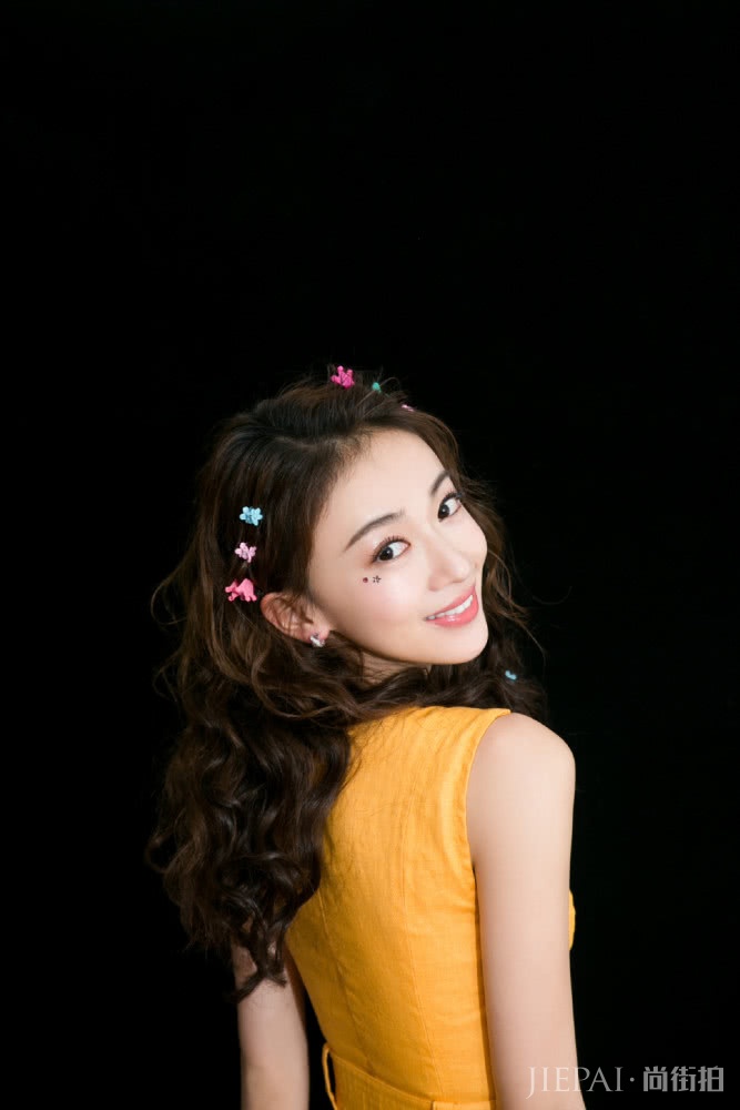 吴谨言12个彩色发卡配黄色连衣裙,也太少女了