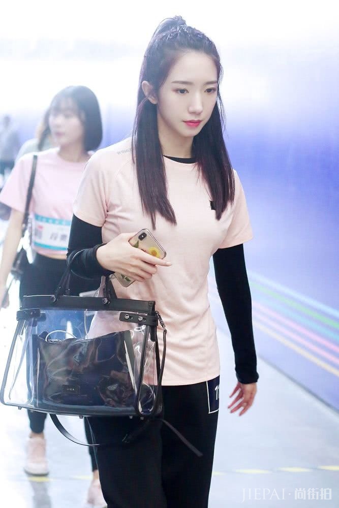 孟美岐深夜营业,黑发黑衣黑靴风格神似戚薇