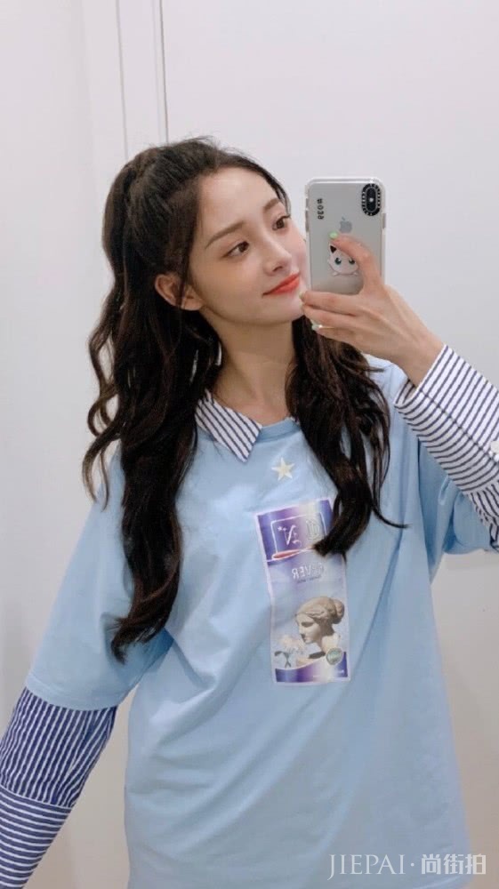 周洁琼吊带露脐背心很有看点，肉嘟嘟的肚子肉藏不住了，很可爱