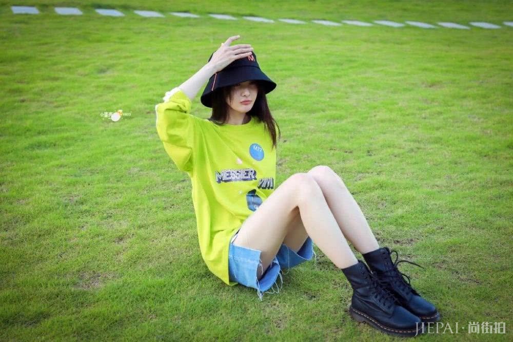 泫雅钟楚曦都穿的牛油果绿,清爽时髦