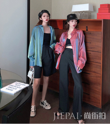 被夸为“打光板”的几件衣服,聪明女人会喜欢,因为穿上比旁人白