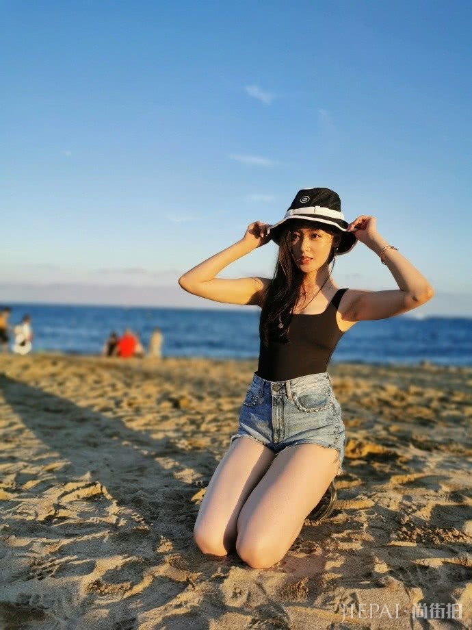 张天爱“登陆”西甲玩嗨啦，白裤白靴为武磊打call撩人心弦