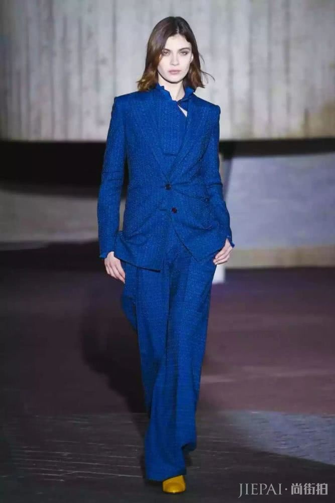 20岁的女生穿这7种颜色超显老气，穿上真像大妈