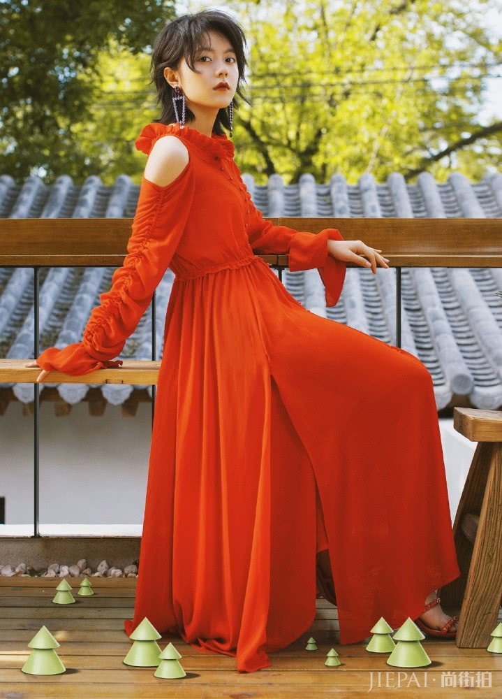 赵今麦穿衬衫领带配半身裙,气场不像17岁少女