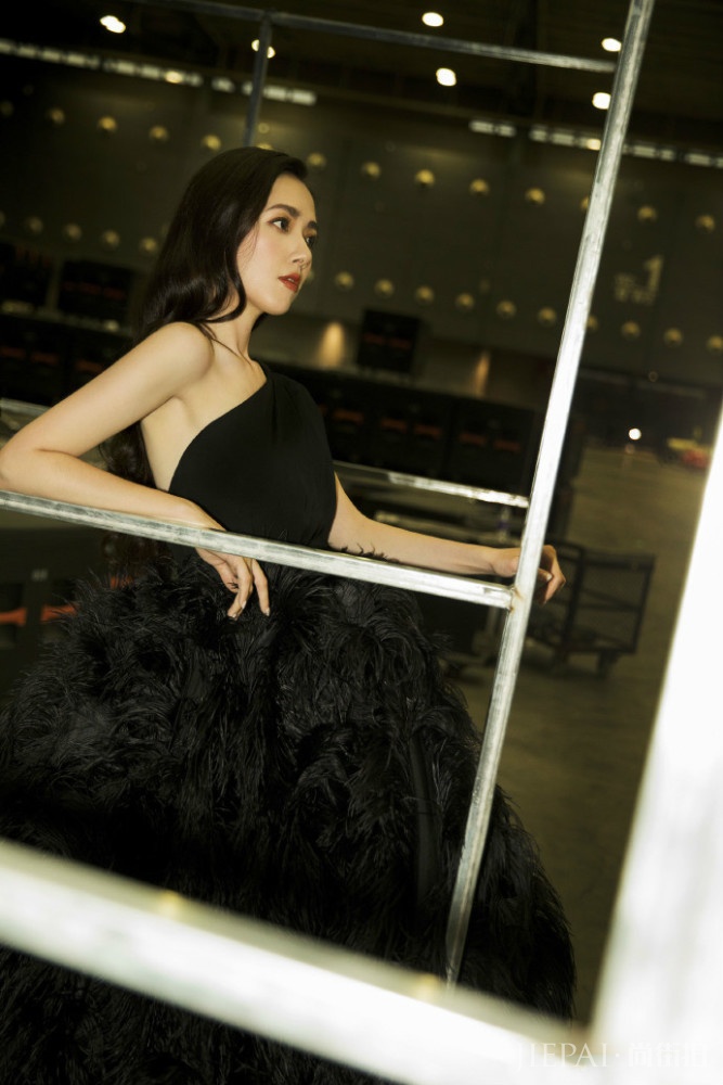 郭碧婷高开叉礼服出席活动,小露香肩知性有韵味,发量惊人