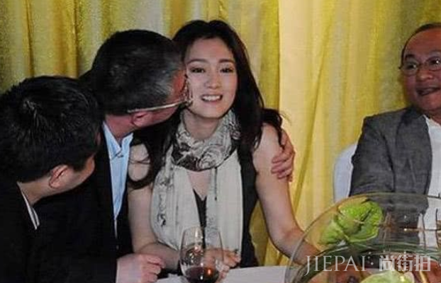 娱乐圈的女明星不容易！被揩油偷瞄强行亲吻，有苦说不出！