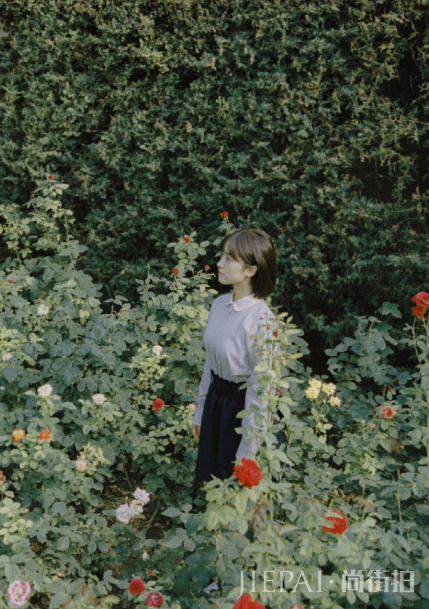 沈月穿印花衬衫搭黑色裙,美得不像话