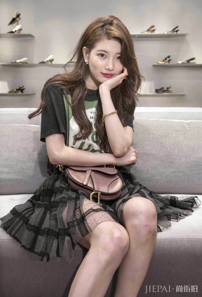 夏季T恤黑色最显瘦，轻松hold住裙装与裤装