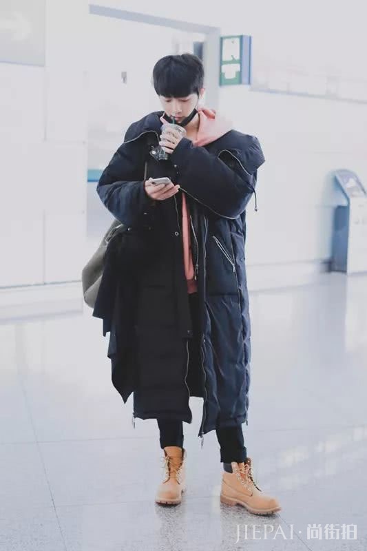 肖战《红秀》预售服务器崩了!格子衫少年超清爽,他才是今夏顶流