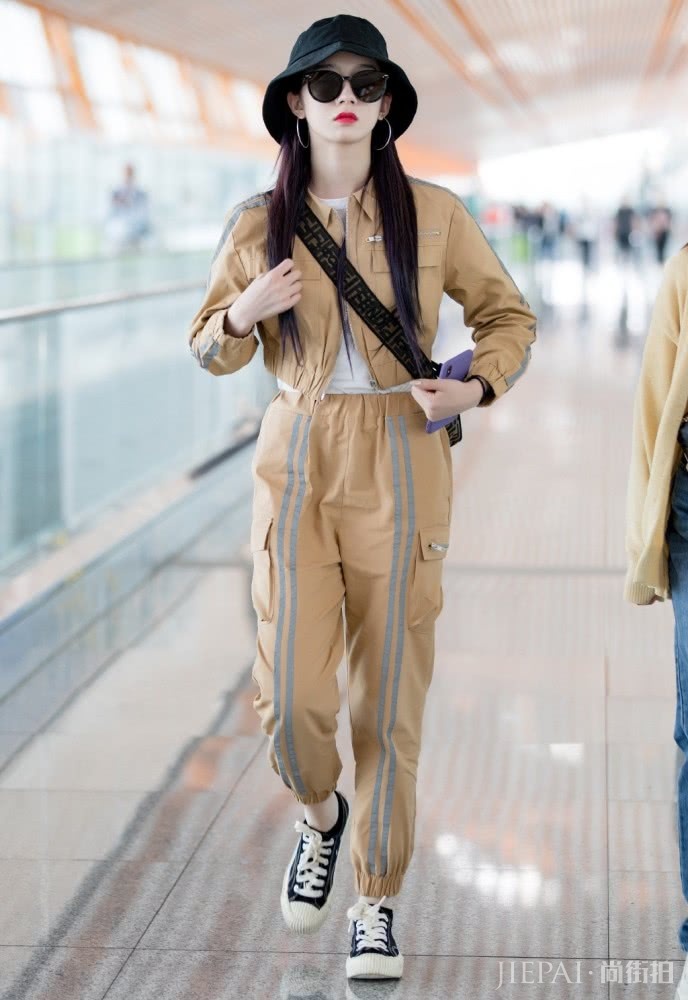 孟美岐穿紫色衬衫玩下衣失踪,斜扎麻花辫变温柔少女