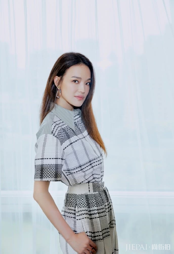 舒淇穿T恤半身裙配短靴,秀少女容颜好看又时尚