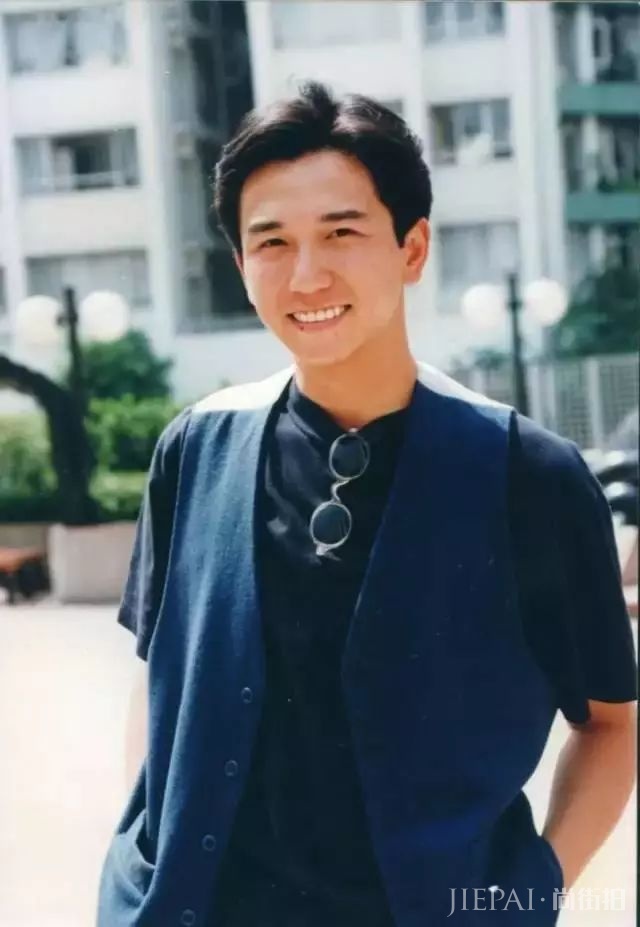 内地投资身家过亿，54岁温兆伦带嫩妻回港买楼，曾有8段情史