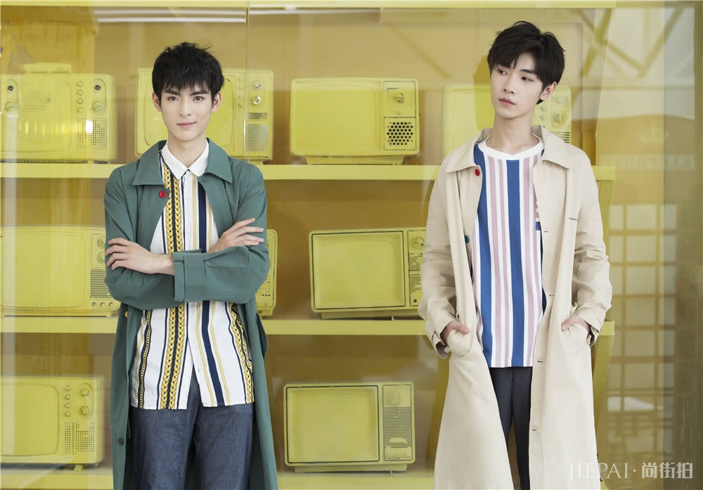 晓星尘薛洋剧外拍写真,穿同款风衣气质翩翩,内搭条纹衫更显默契