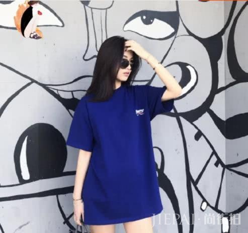 鞠婧祎红T搭配白色百褶裙,活力酷似二次元少女