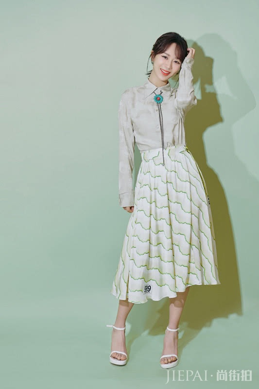 杨紫秀综艺新私服,穿衬衫再打个结才时髦,系发带后气质更好了