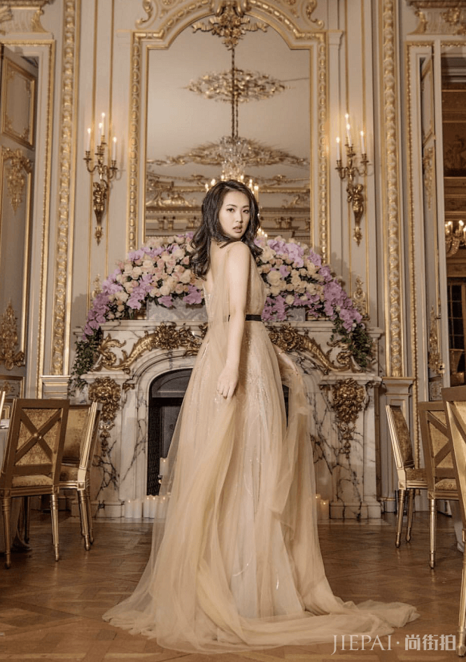 华为老总21岁小女儿,气质出众不输明星,才貌双全太优秀