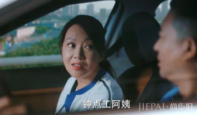 48岁闫妮身材管理严格,素颜化妆照差别巨大,网友直呼判若两人\t