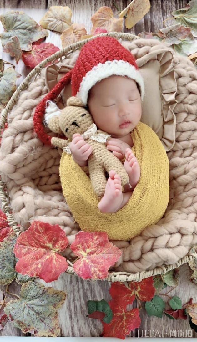 冉莹颖晒三个儿子温馨写真,羲羲在哥哥怀里安睡,长得太像轩轩了