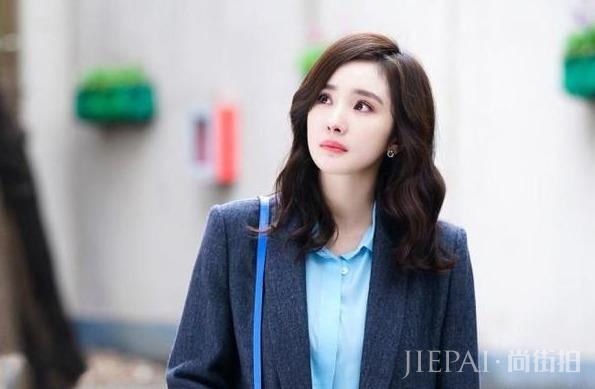 杨幂穿男友风上衣现身机场,离婚大半年终于重回“少女幂”人设