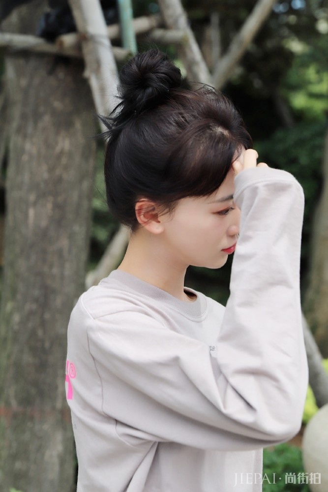 吴谨言私服造型比活动礼服更减龄,腿型匀称好看超有少女感