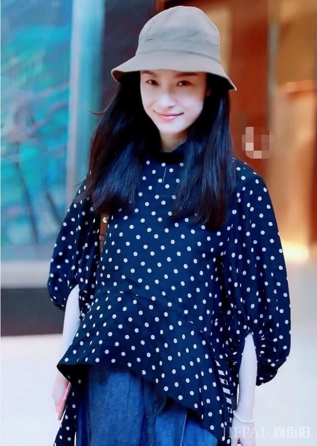 倪妮穿宽松版印花衬衫配“水壶裤”现身,清凉时髦