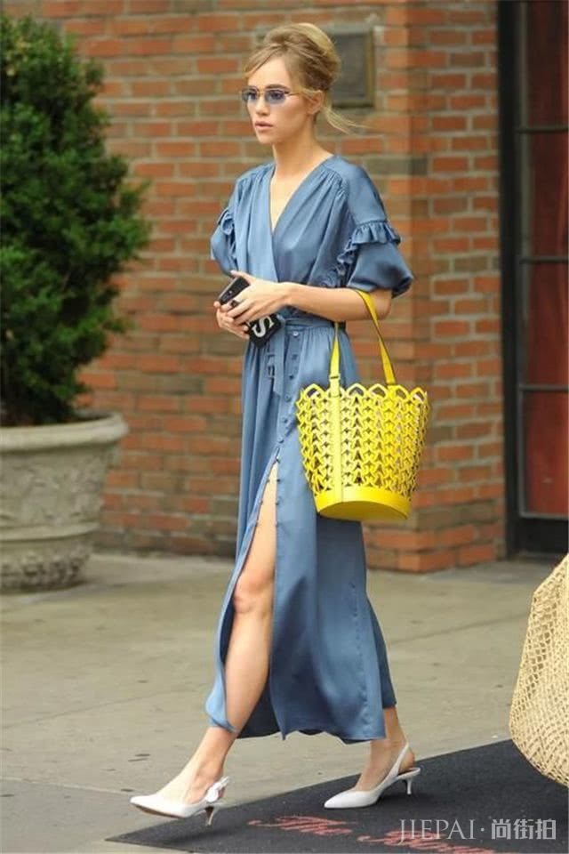 女人过了50岁不服老!初秋可以买这3款裙子,减龄更显气质