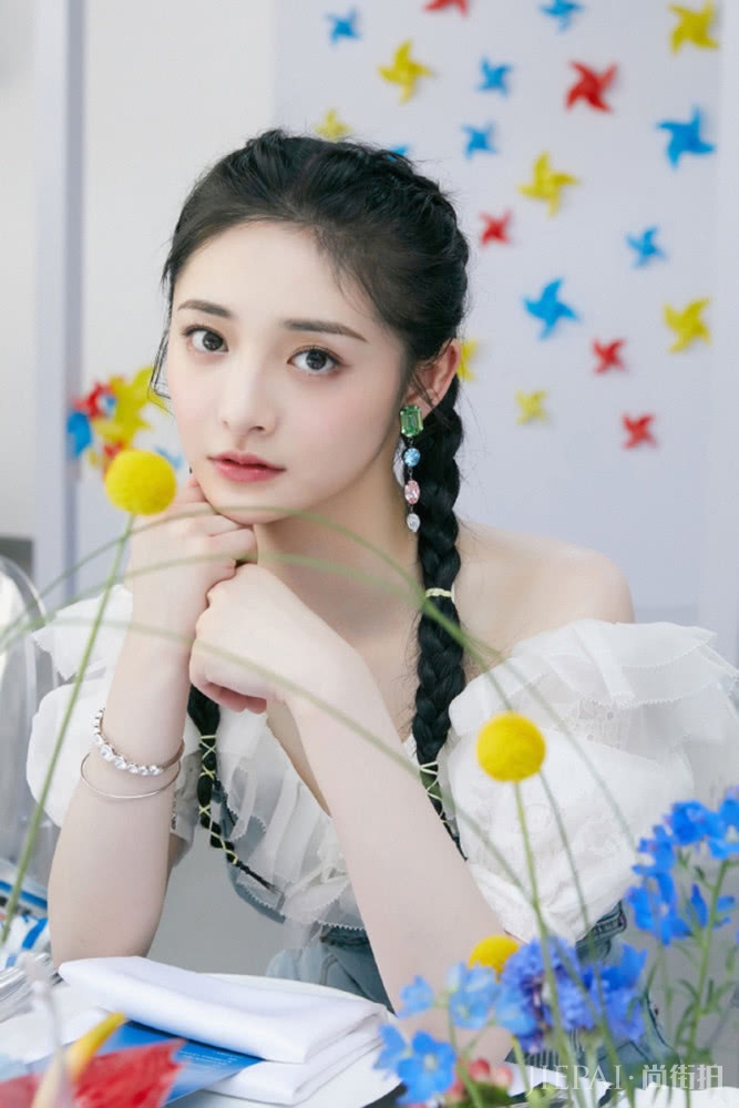 周洁琼不仅身材好,皮肤更好,穿POLO衫搭配短裙秀大腿