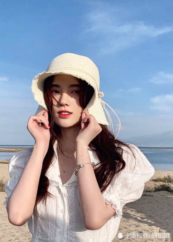 鞠婧祎旅行太节约,845短裙159穿成169,谁说她矮