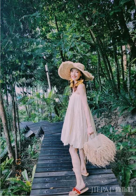 李现前女友钟楚曦晒沙滩美照,公主裙配草帽大秀美腿身材火辣