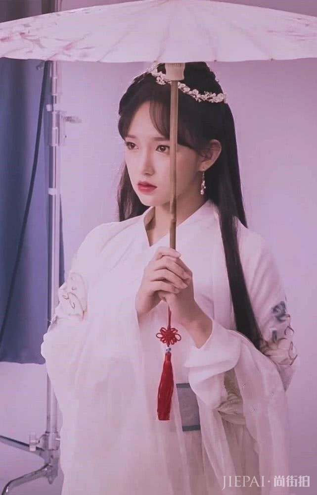 程潇一身复古装惊艳全场,个性爽朗也不缺性感,气质拿捏太好