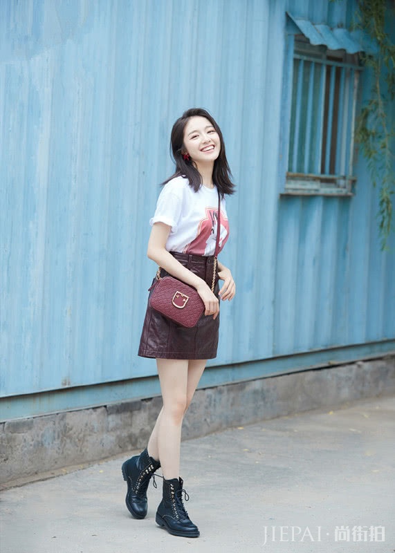 李兰迪穿印花T恤搭A字裙，长发披肩气质太好