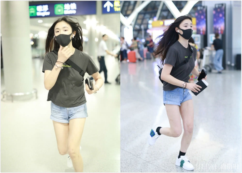 林允穿T恤配短裤,踩小白鞋赶飞机很接地气