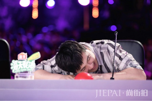 《中国达人秀》首播高能不断:沈腾杨幂被东北选手笑趴,金星“拒看”表演,蔡国庆走“严厉”风