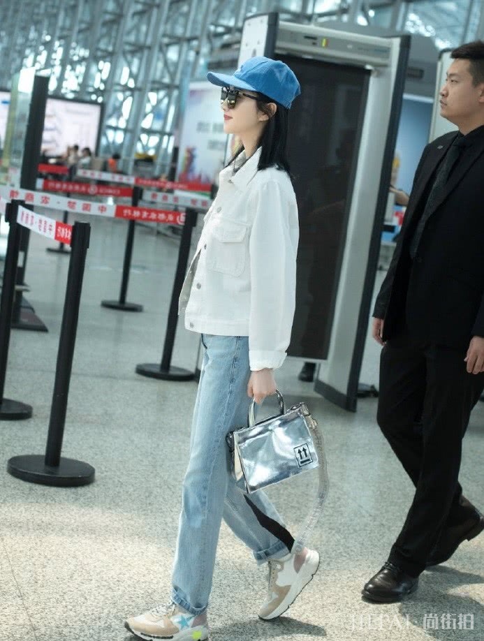 景甜踩“麦芽糖鞋”现身,洋气又高级