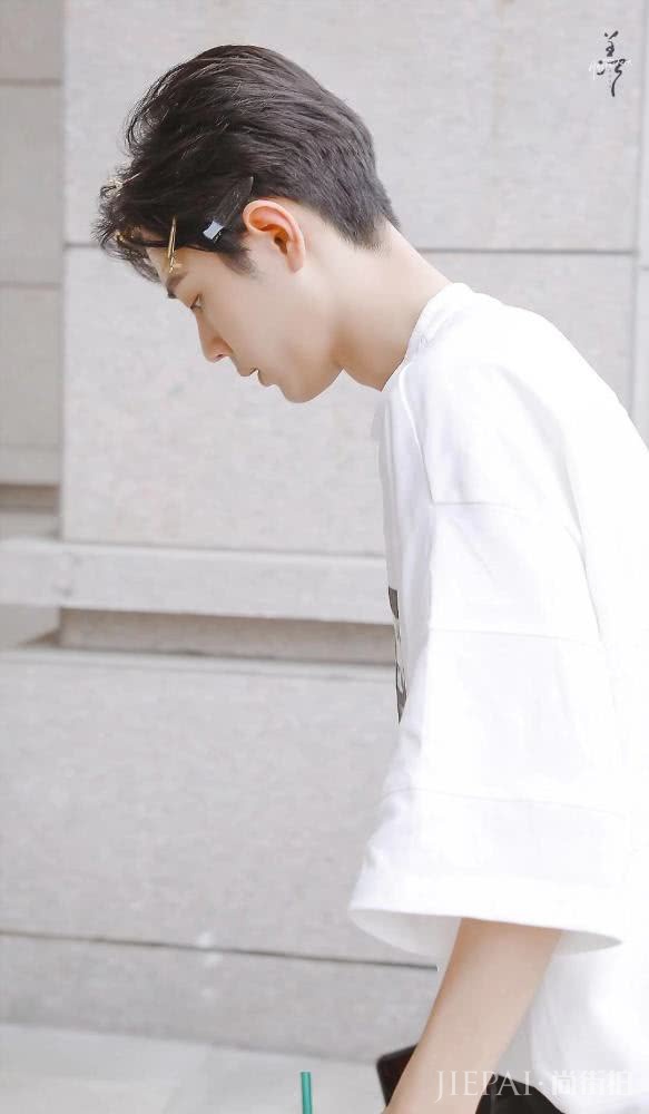 肖战“顾医生”上班照,穿中袖白T戴发卡,又帅又可爱