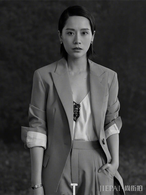 五个女人一台戏，姚晨穿皮质长裙身材火辣，佟丽娅却成古典美人