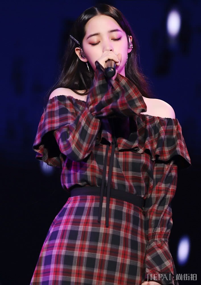 欧阳娜娜穿格纹一字肩套装裙,复古又不失少女感