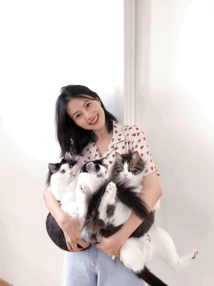 高圆圆生完宝宝后状态真好!穿印花衬衫搭配牛仔裤美回20岁