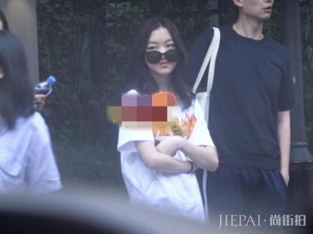 王菲罕见与女儿一同现身机场,李嫣“下衣失踪”大长腿迷人