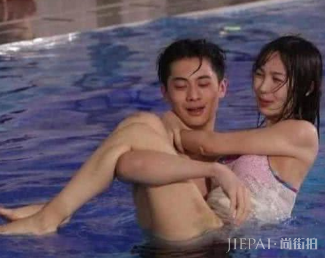 娱乐圈的女明星不容易！被揩油偷瞄强行亲吻，有苦说不出！