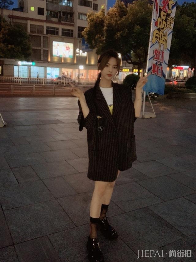 关晓彤条纹西装搭配短裙气场太强,标志性大长腿真抢镜