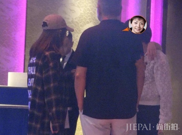 宋丹丹全家唱K，65岁老公高大帅气，牵手干女儿比大7岁儿媳感情好