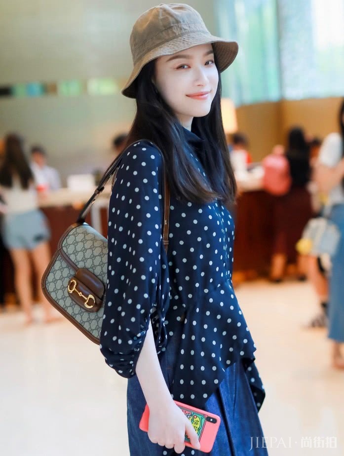 倪妮穿宽松版印花衬衫配“水壶裤”现身,清凉时髦