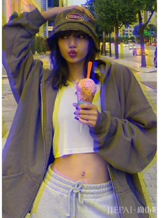 Lisa和Jennie,同穿一件拉链外套,美得不相上下